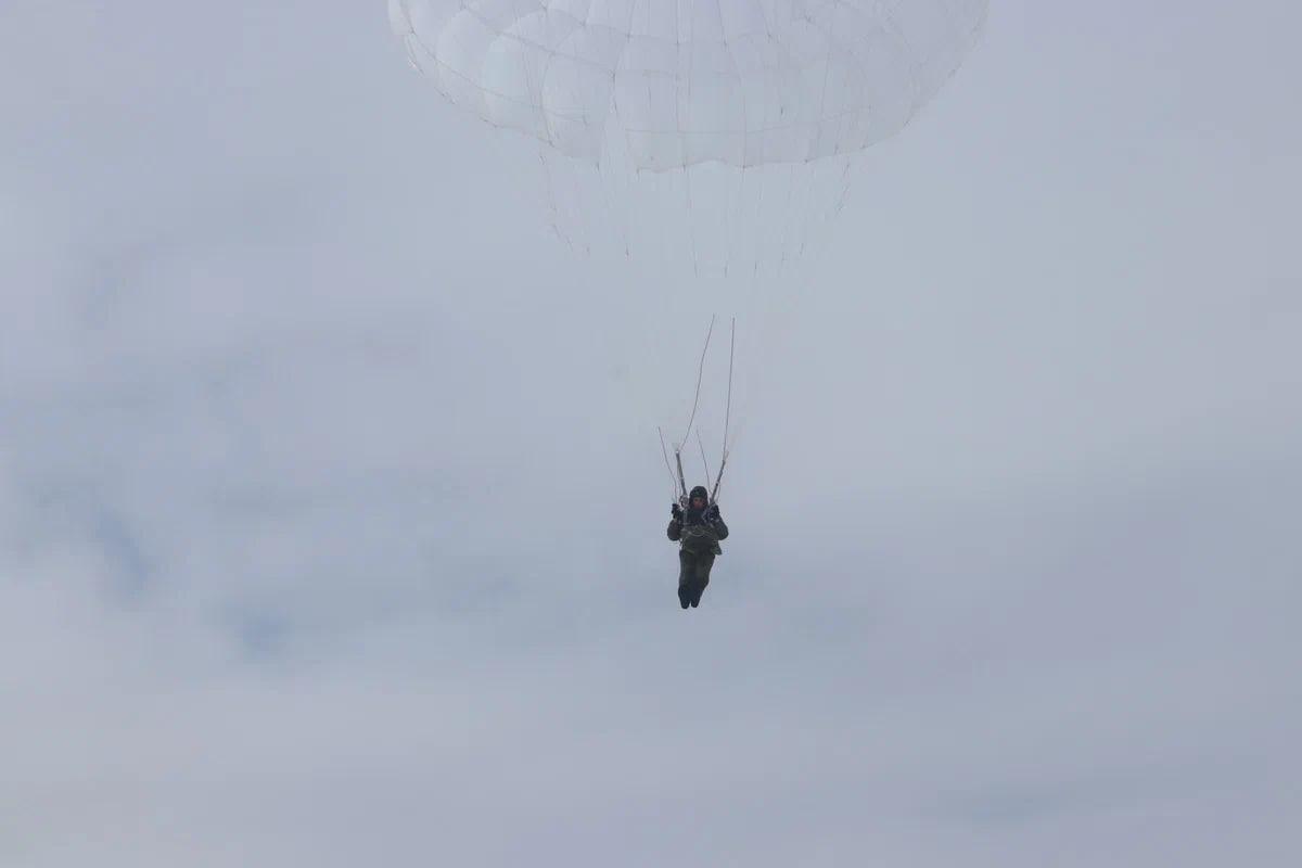 Фото В Новосибирской области больше 200 курсантов НВВКУ прыгнули с парашютом 3